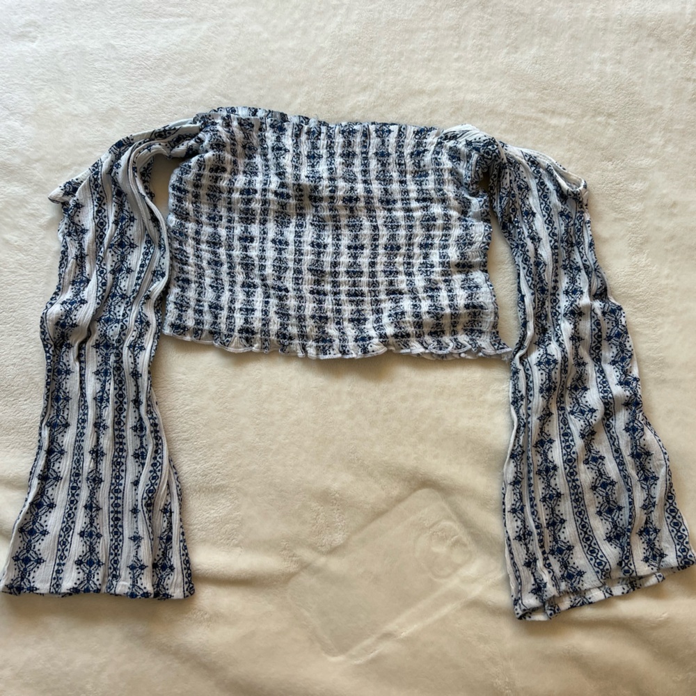 Cropped off the shoulder long sleeve with floral design.